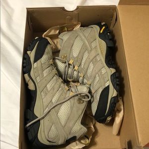 Brand new Merrell hiking boots size 8 women’s